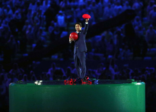 2016年リオデジャネイロ五輪・最終日・閉会式　東京を紹介するショーでマリオが登場、衣装を脱いで現れたのは安倍晋三首相（2016年8月21日撮影）