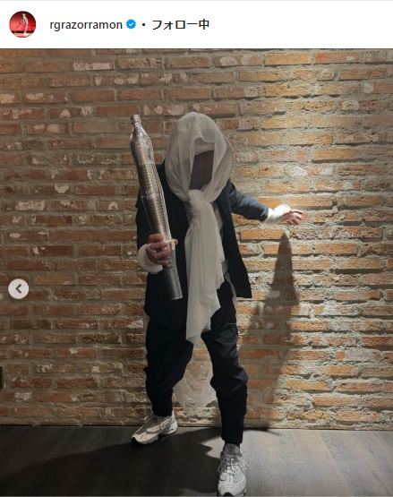 レイザーラモンＲＧのインスタから。聖火リレーでパルクール的な動きを見せ、ジダンに聖火を渡して話題になった〝聖火の人〟のモノマネか