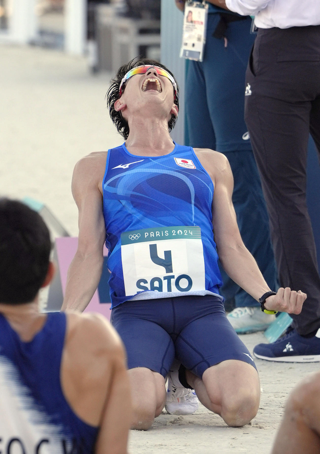男子決勝　射撃・ランニングでゴールし、雄たけびを上げる佐藤大宗。銀メダルを獲得した（共同）