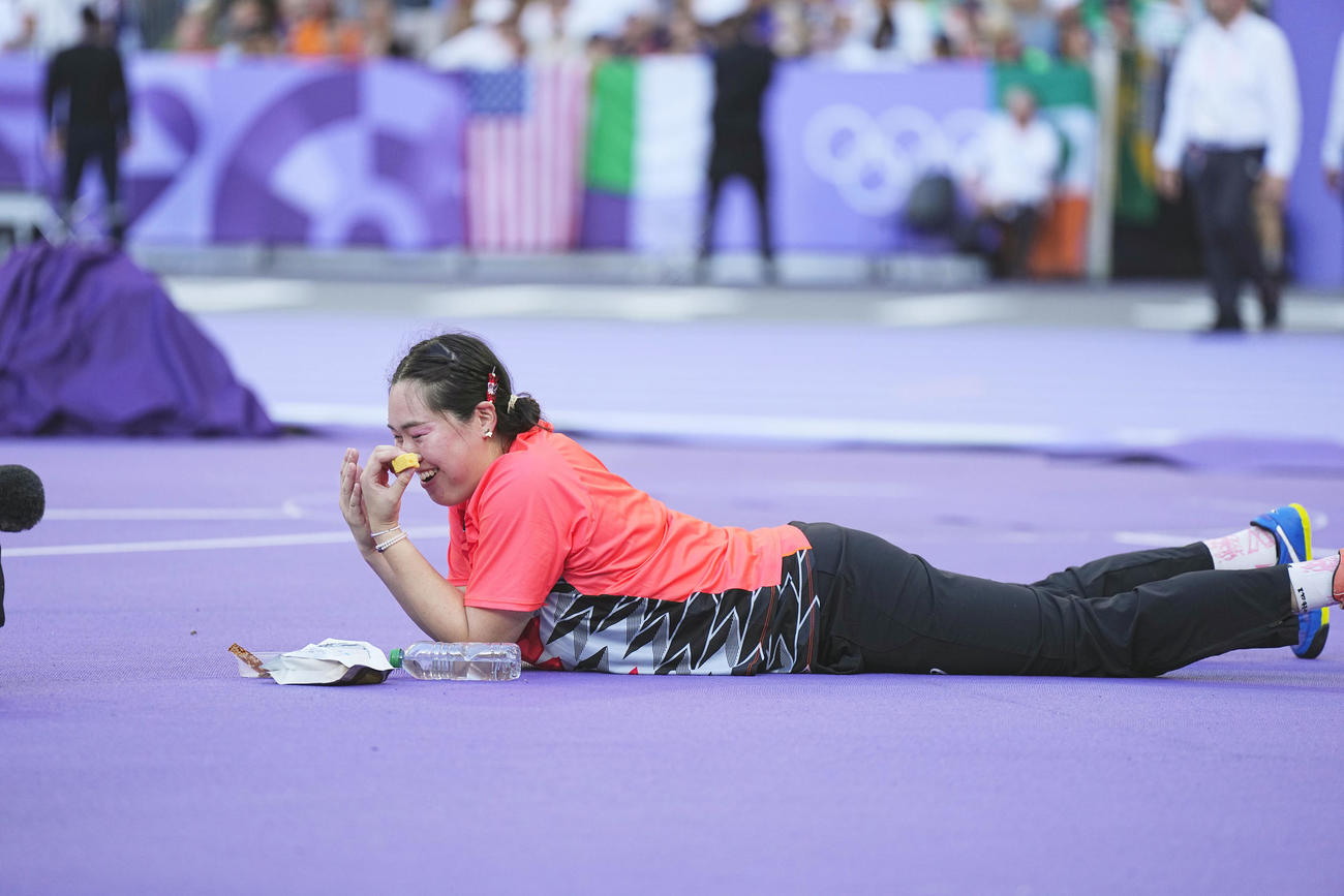 陸上女子やり投げ決勝　競技の合間に補食でカステラを口にする北口（2024年8月10日撮影）