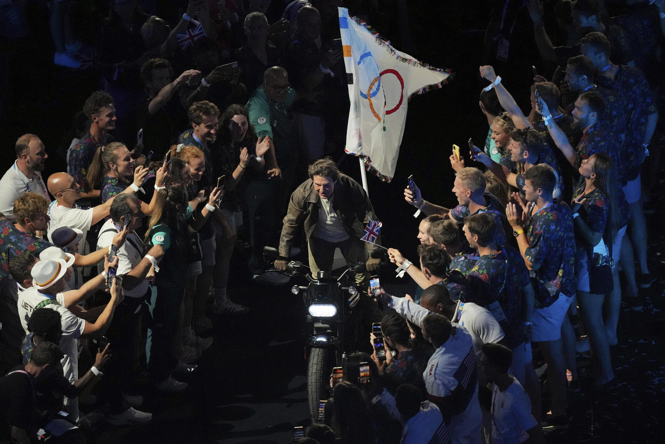 パリ五輪閉会式　五輪旗とともにバイクで会場を去るトム・クルーズ（AP）