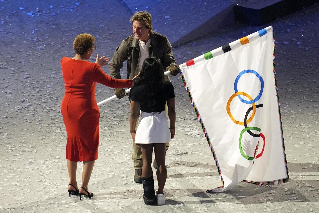パリ五輪閉会式　LAのバス市長から五輪旗を受け取るトム・クルーズ（AP)