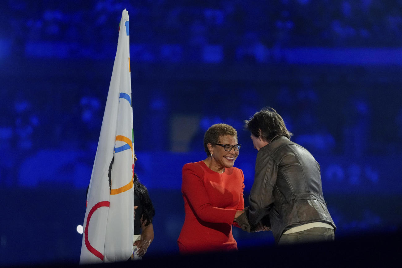 パリ五輪閉会式　LAのバス市長と握手するトム・クルーズ（AP)