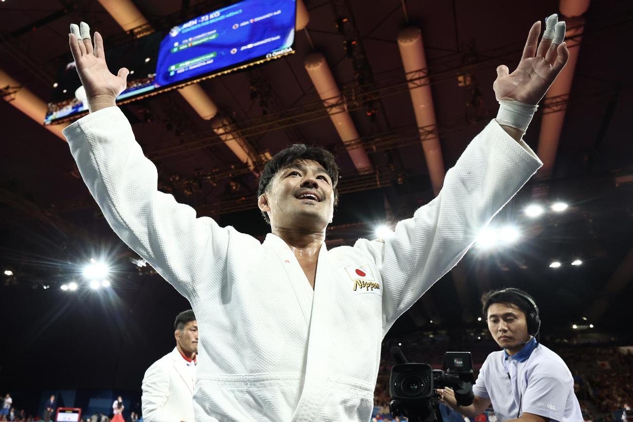 男子73キロ級3位決定戦で勝利し、観客の声援に応える橋本（撮影・河田真司）