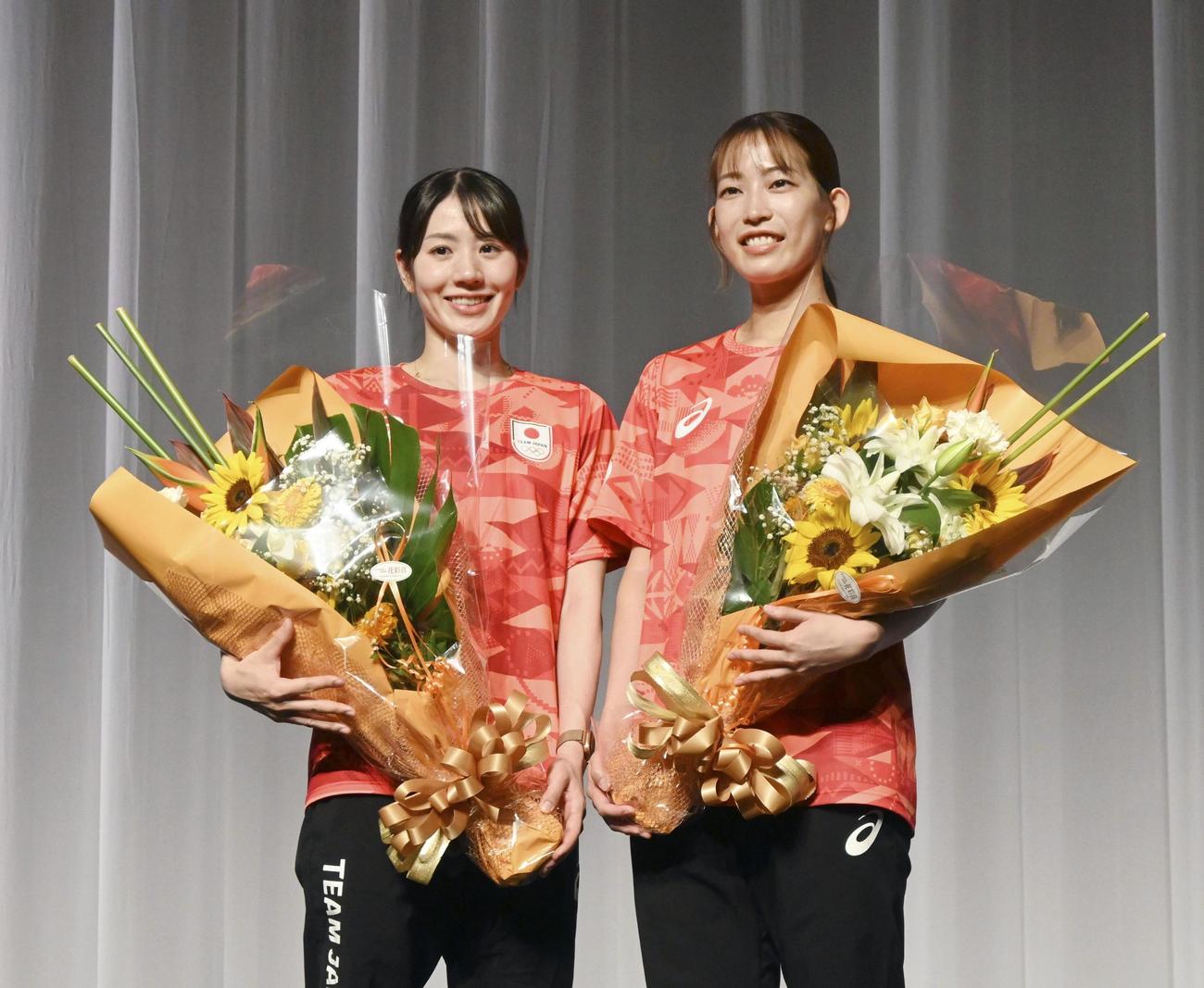 パリ五輪から帰国し、写真撮影に応じるバドミントン女子ダブルスの志田千陽（左）、松山奈未組（共同）