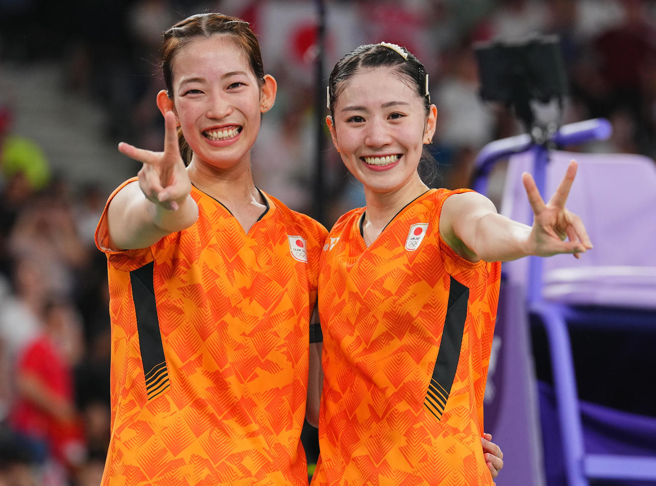 バドミントン女子ダブルス3位決定戦、銅メダルを決め満面の笑顔でピースサインの志田（右）、松山組（撮影・垰建太）