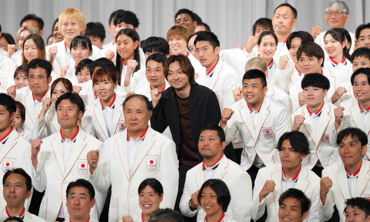 TEAM JAPAN解団式で選手たちと記念写真を納まる三浦大知（中央）（撮影・菅敏）