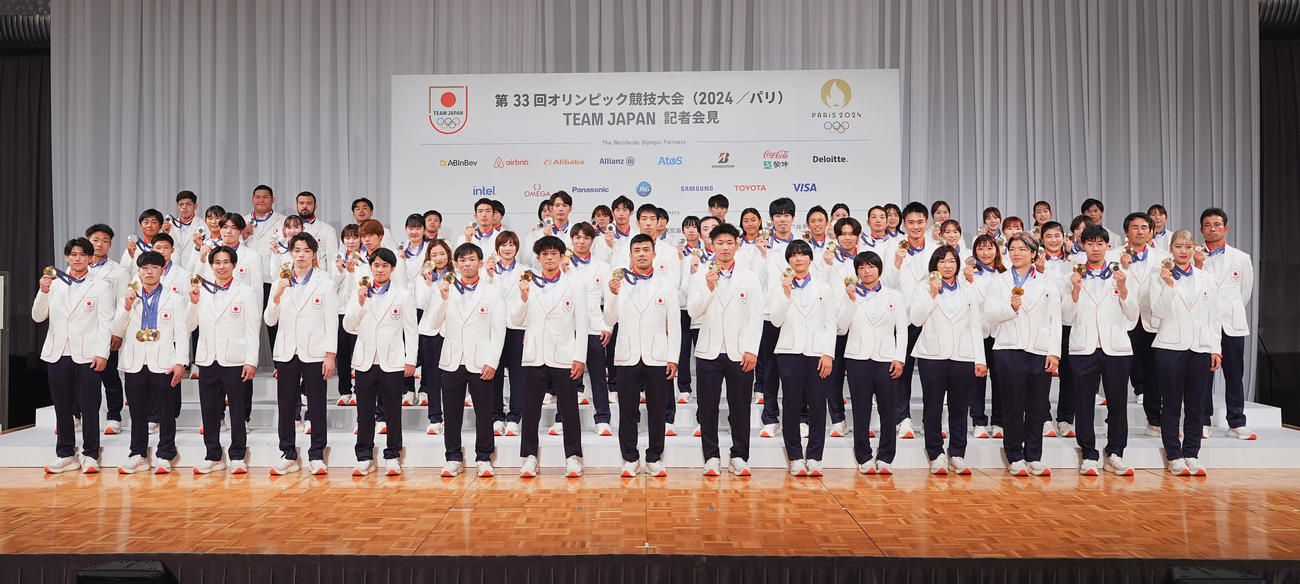 TEAM JAPAN帰国時会見で記念写真に納まるメダリストたち（撮影・菅敏）