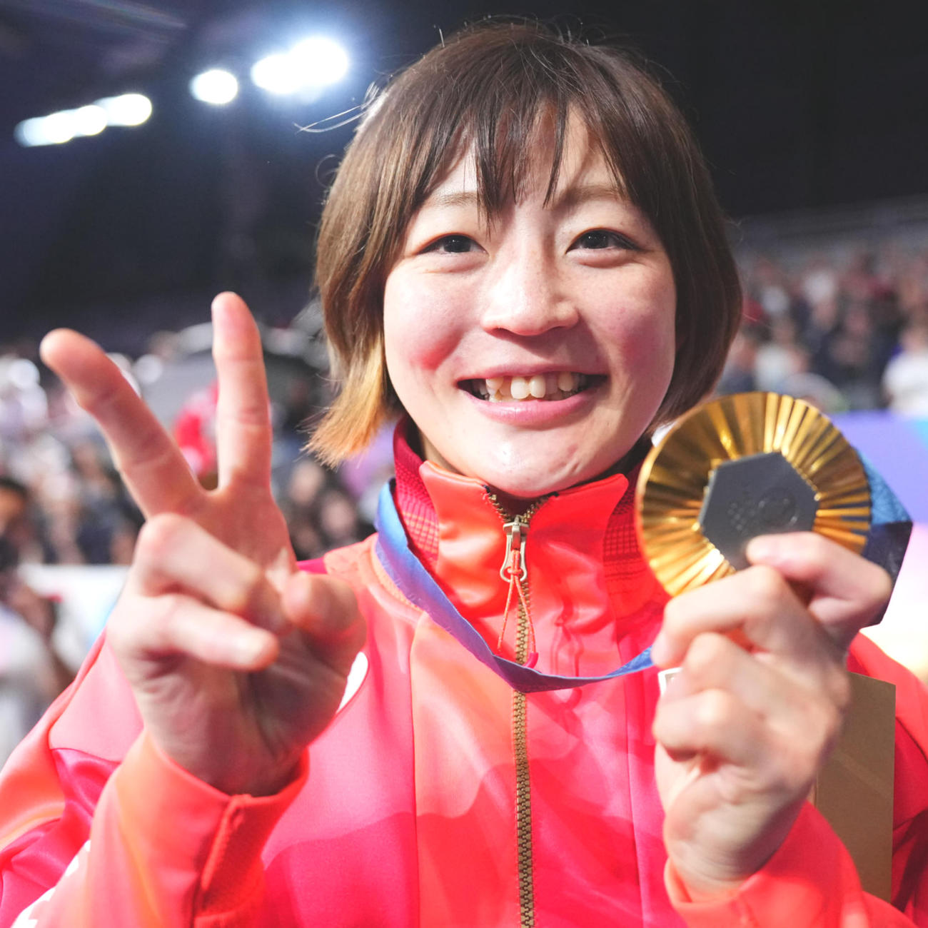 笑顔で金メダルを披露する角田夏実（2024年7月27日撮影）