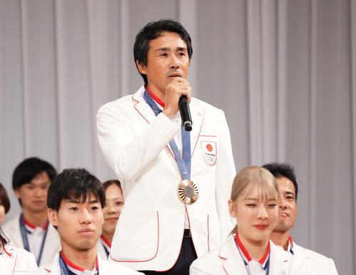 メダル噛みつき市長「メダルあまり近づけるとよ…」馬術銅選手の表敬訪問に「いろいろと」苦笑い