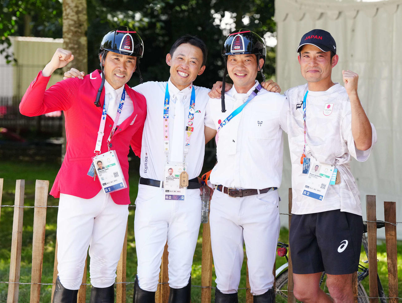 総合馬術団体で銅メダルを獲得し写真に納まる、左から大岩、戸本、田中、北島（撮影・江口和貴）
