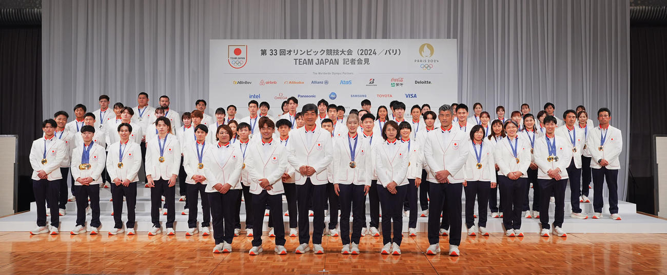 TEAM JAPAN帰国時会見で記念写真に納まるメダリストら（2024年8月撮影）