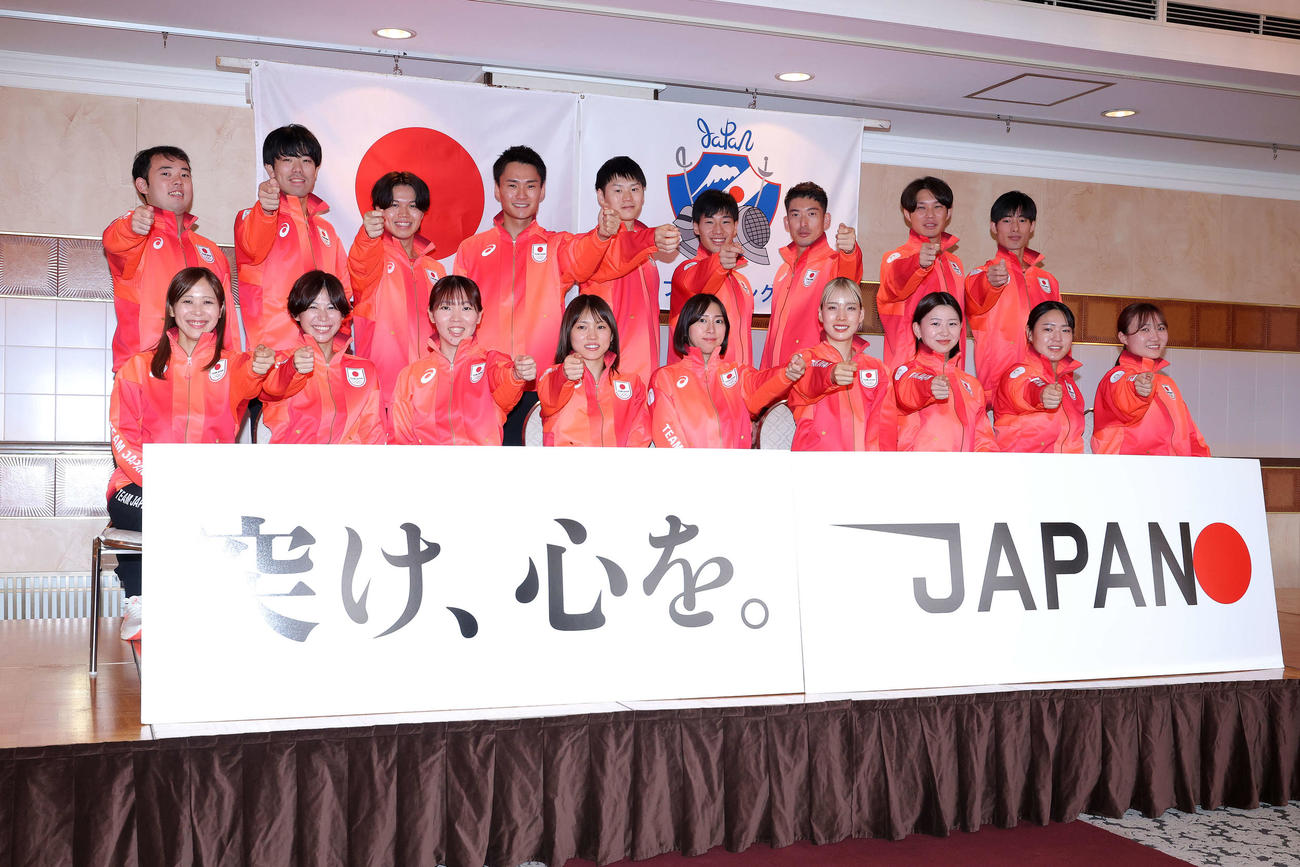 ポーズを決め写真に納まるフェンシング日本代表選手たち。手前左から菊池、宮脇、上野、東、吉村、江村、高嶋、福島、尾崎、後方左から永野、敷根、飯村、松山、吉田、加納、見延、山田、古俣（撮影・河田真司）