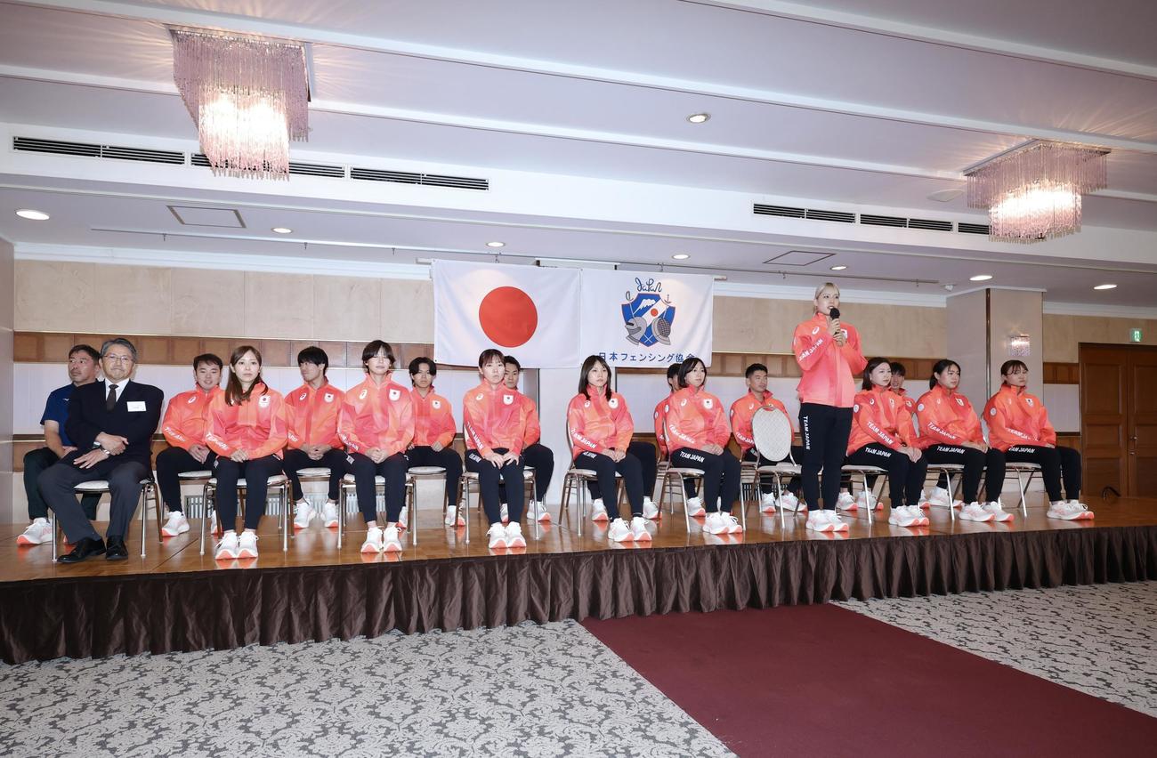 記者の質問に答える江村（手前右から4人目）（撮影・河田真司）