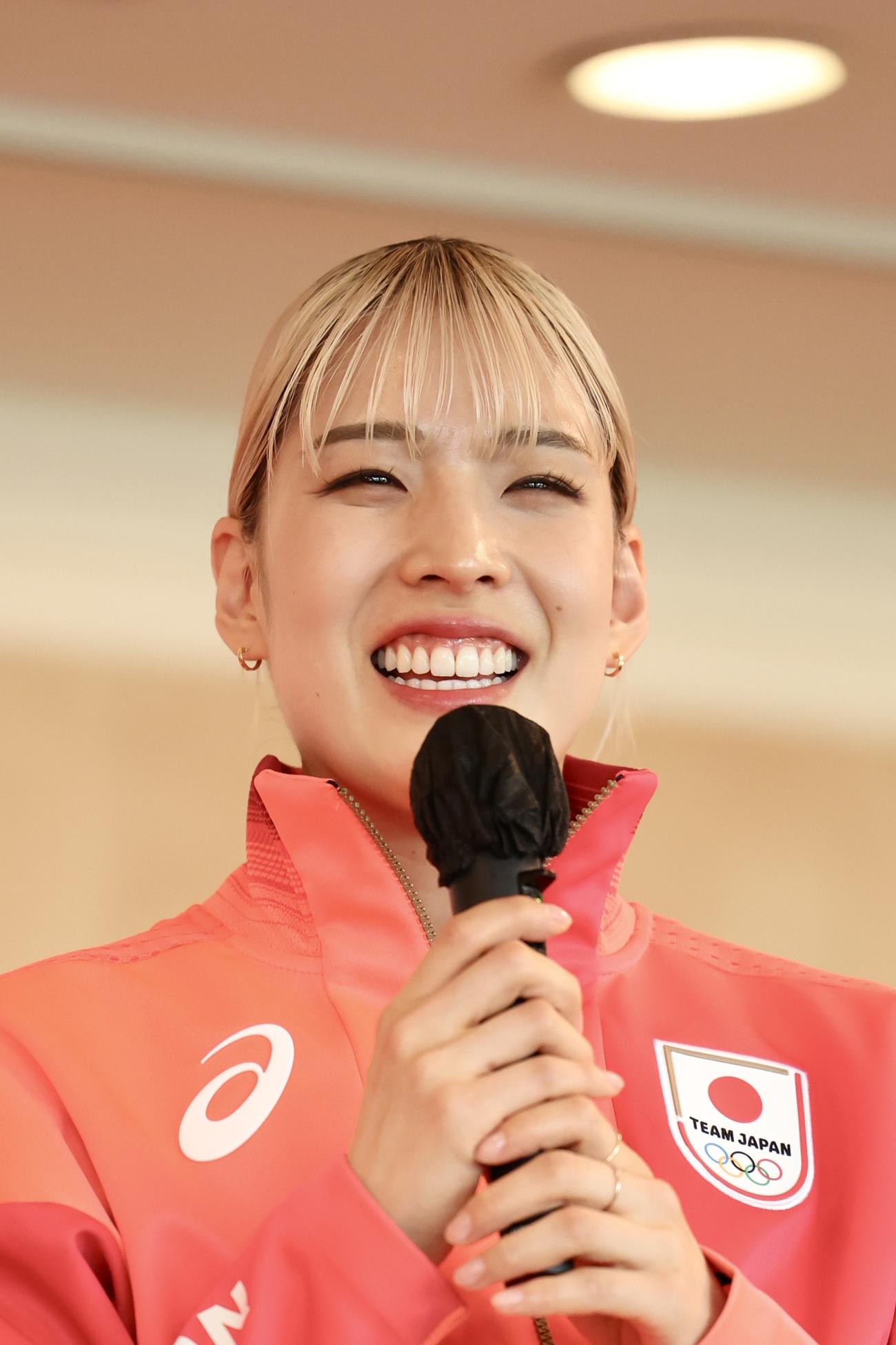 笑顔で記者の質問に答える江村（撮影・河田真司）
