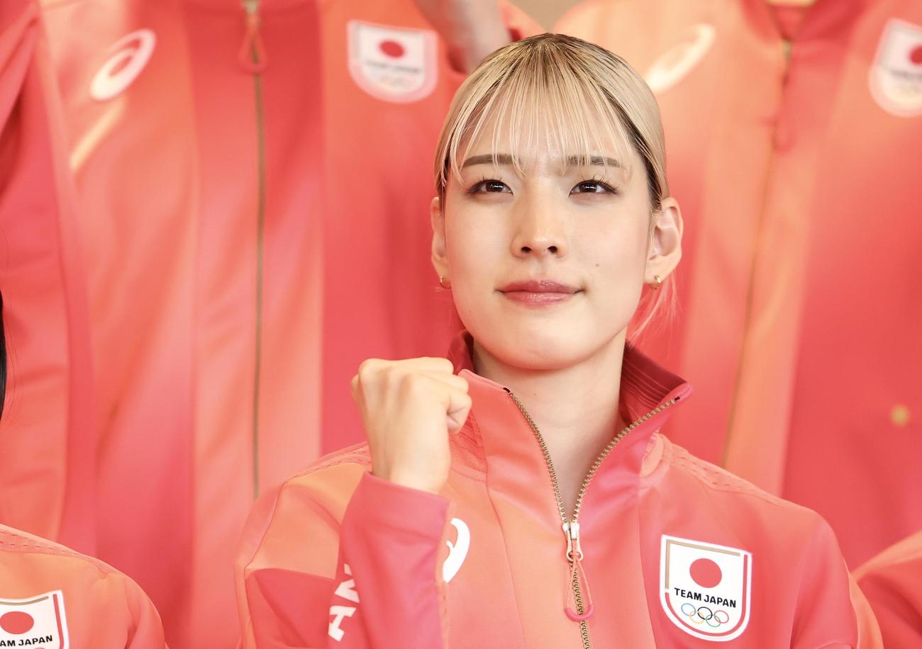 集合写真でガッツポーズする江村（撮影・河田真司）