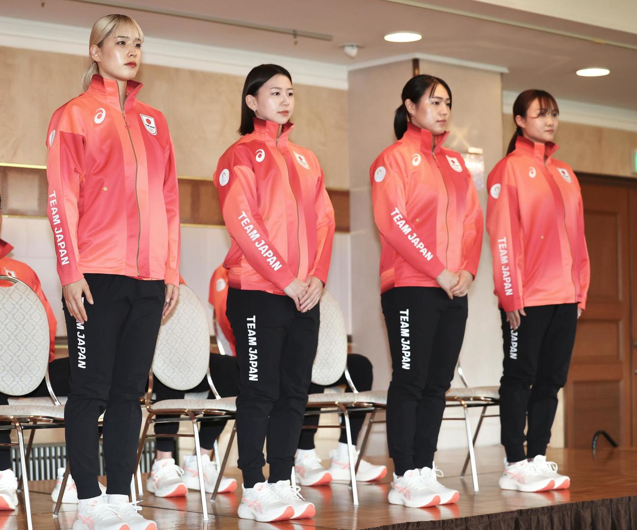 日本代表会見に臨む、フェンシング女子サーブルの、左から江村、高嶋、福島、尾崎（撮影・河田真司）