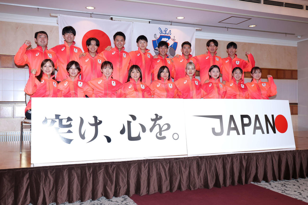 ポーズを決め写真に納まるフェンシング日本代表選手たち。前列左から菊池、宮脇、上野、東、吉村、江村、高島、福島、尾崎、後列左から永野、敷根、飯村、松山、吉田、加納、見延、山田、古俣（撮影・河田真司）