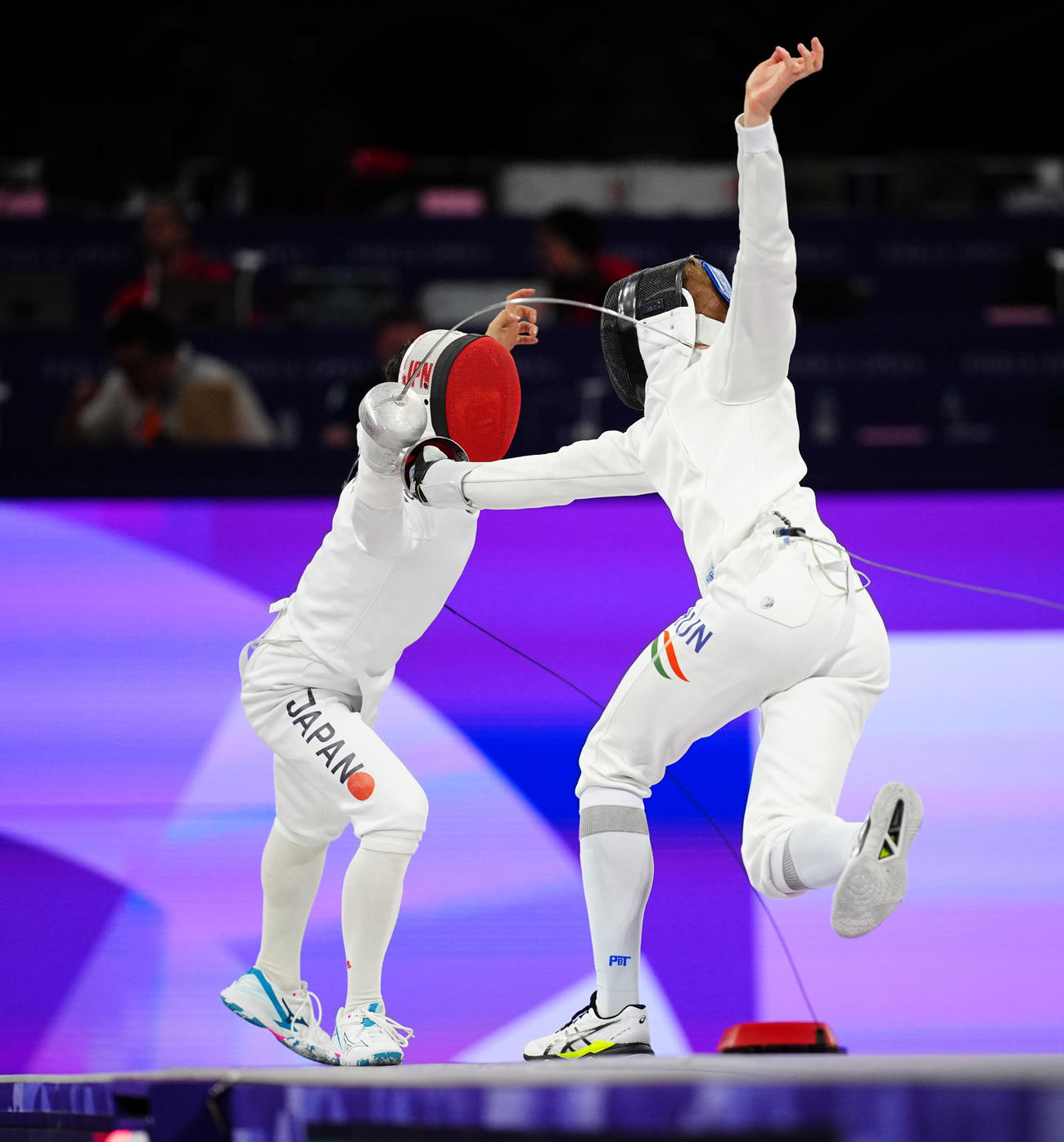 フェンシング男子エペ個人準決勝、攻め込む加納（左）（撮影・垰建太）