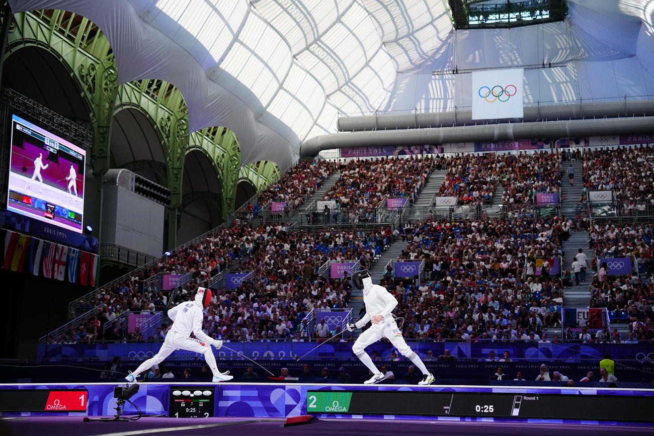 フェンシング男子エペ個人準決勝に臨む加納（左）（撮影・垰建太）