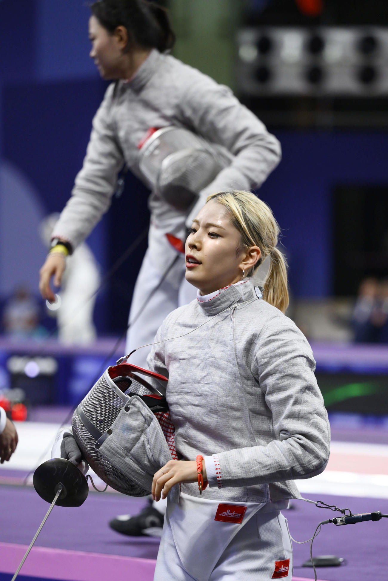 女子サーブル個人3回戦で韓国選手（奥）に敗れた江村美咲（共同）