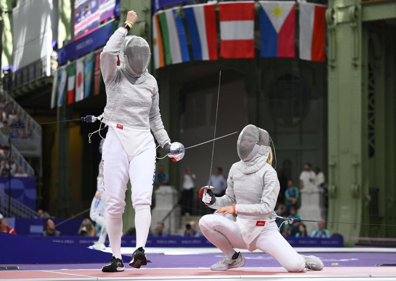 女子サーブル個人3回戦　韓国選手（左）にポイントを奪われる江村美咲（共同）