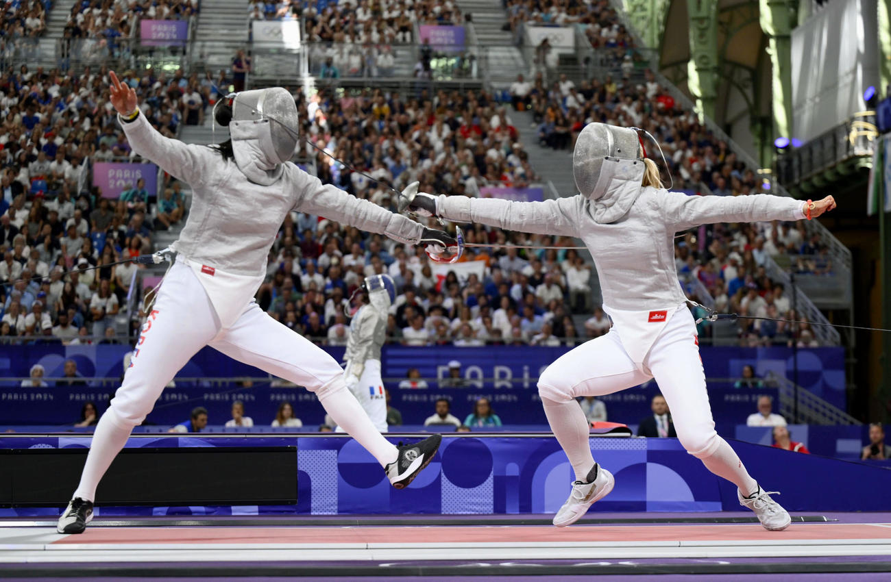 女子サーブル個人3回戦　韓国選手（左）と対戦する江村美咲（共同）