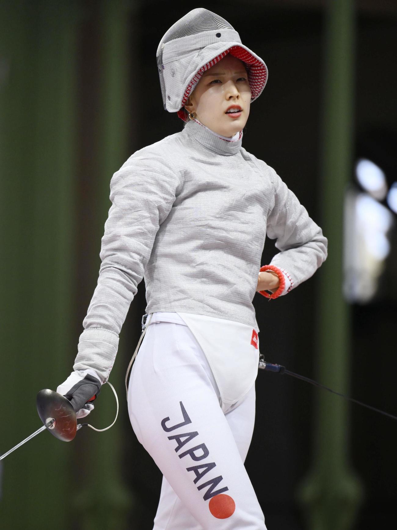 女子サーブル個人3回戦　ポイントを奪われ厳しい表情の江村美咲（共同）