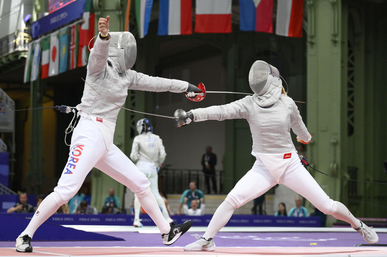 女子サーブル個人3回戦　韓国選手（左）と対戦する江村美咲（共同）