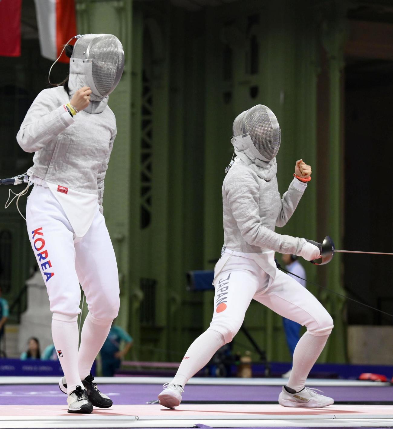 女子サーブル個人3回戦　韓国選手（左）からポイントを奪いガッツポーズする江村美咲（共同）