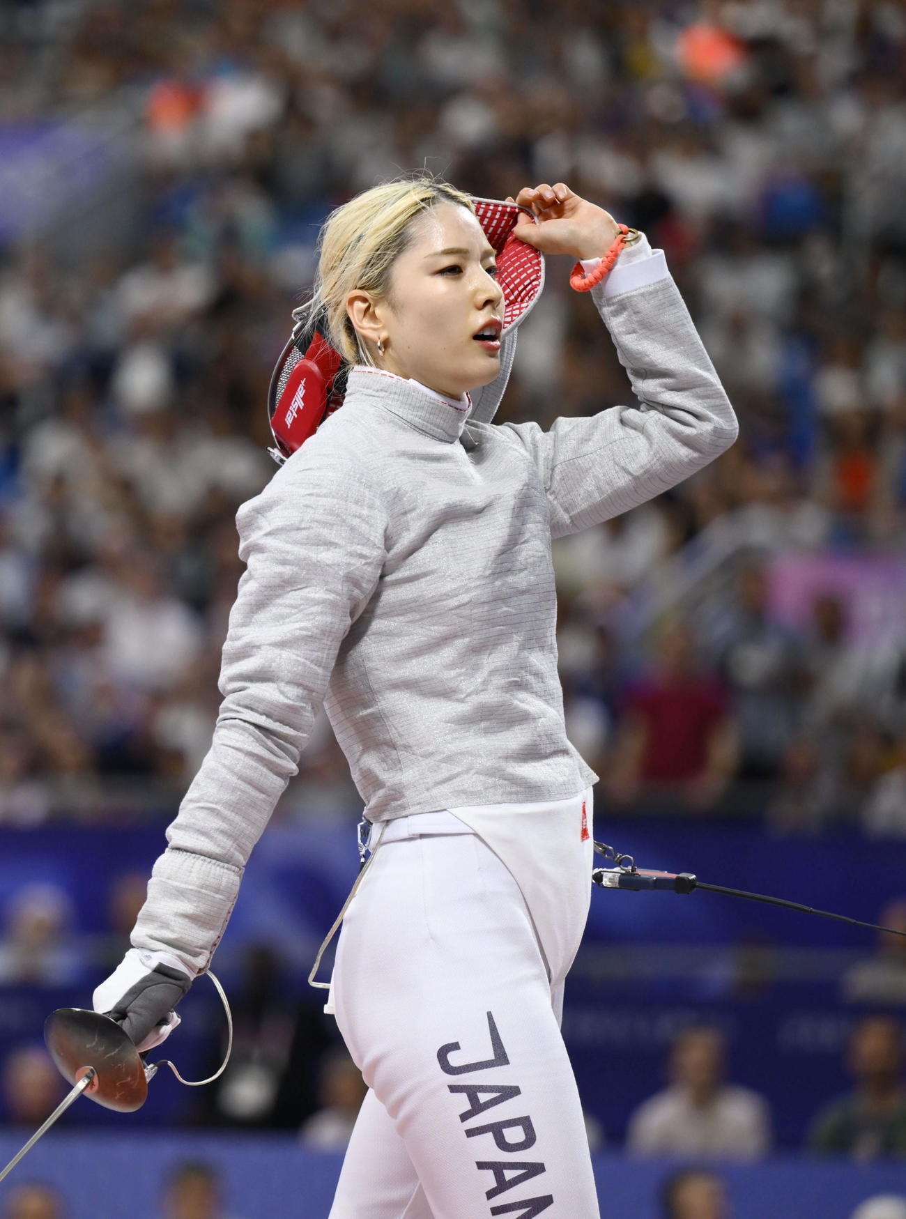 女子サーブル個人3回戦で敗れた江村美咲（共同）