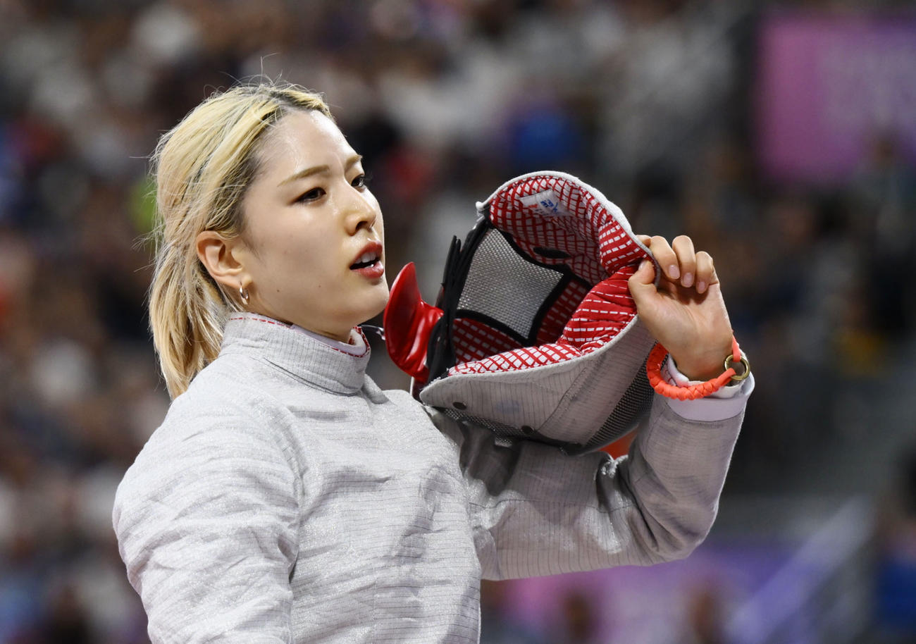 女子サーブル個人3回戦で敗れた江村美咲（共同）