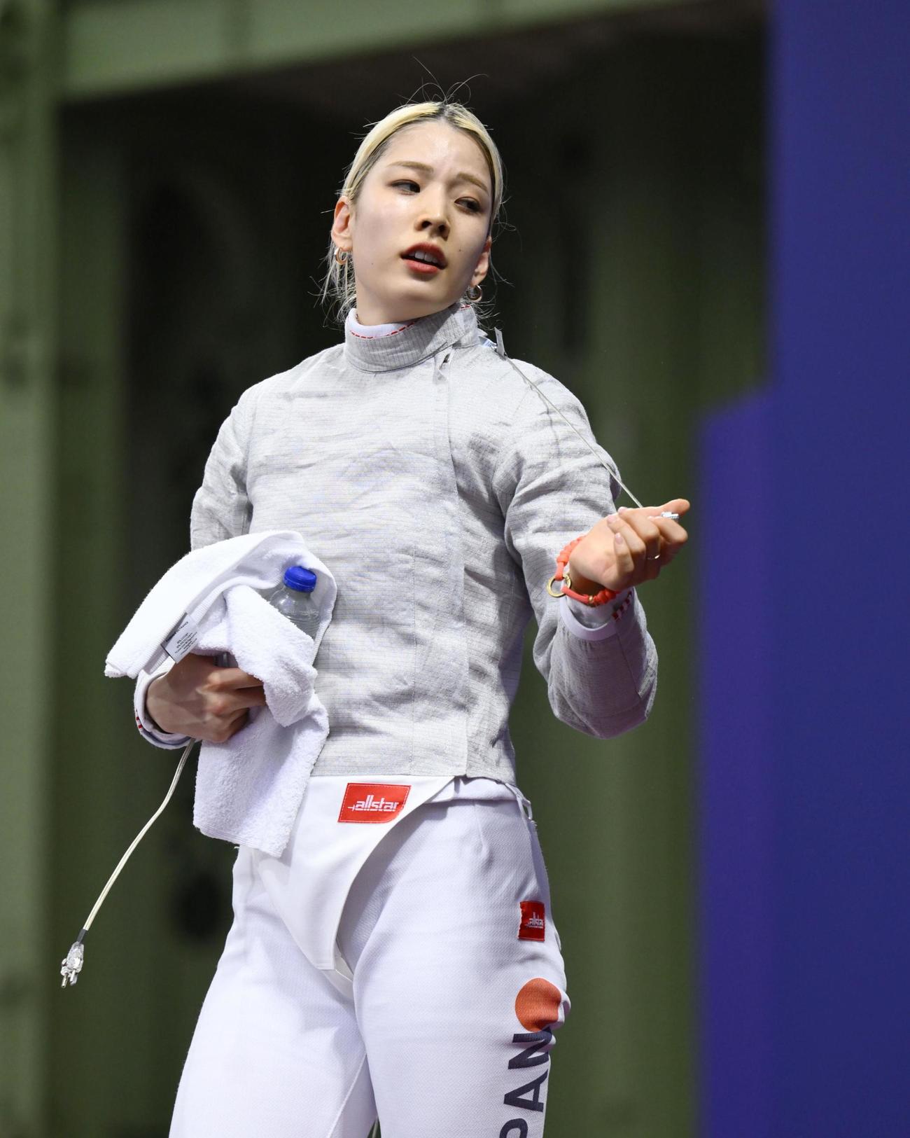 女子サーブル個人3回戦で敗れた江村美咲（共同）