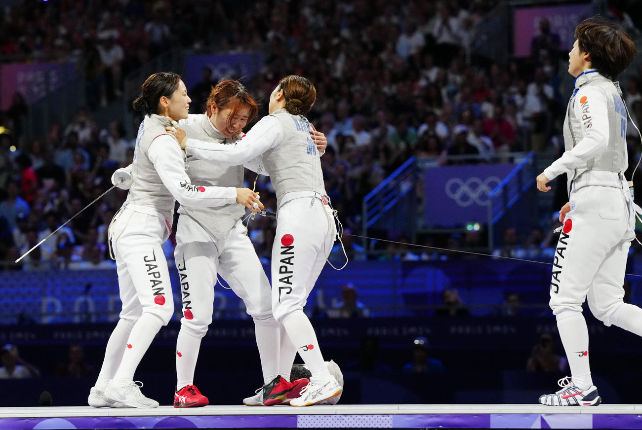 フェンシング女子フルーレ団体　カナダとの3位決定戦に勝利し、銅メダルを獲得し、喜ぶ選手たち。左から東、上野、菊池、宮脇（撮影・江口和貴）