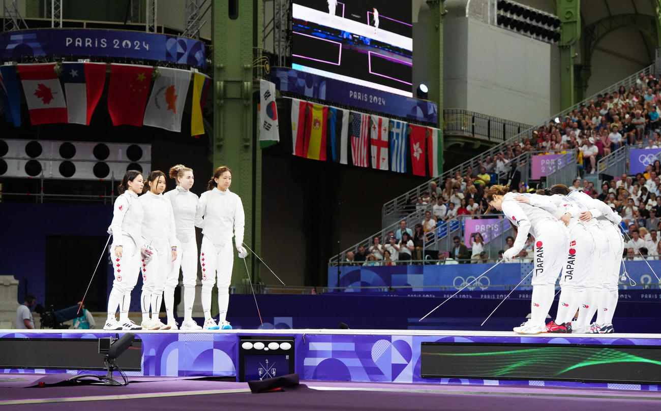 フェンシング女子フルーレ団体　3位決定戦　日本対カナダ　試合前、あいさつする日本の選手たち（右）（撮影・江口和貴）