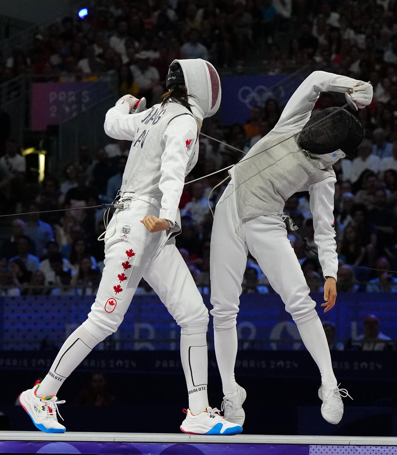 フェンシング女子フルーレ団体　カナダとの3位決定戦に臨む東（右）（撮影・江口和貴）