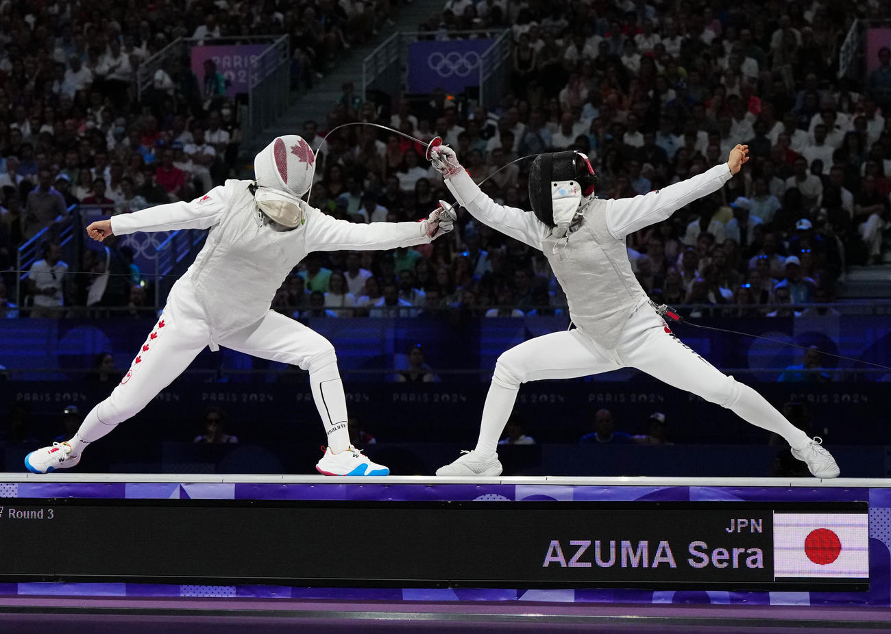 フェンシング女子フルーレ団体　カナダとの3位決定戦に臨む東（右）（撮影・江口和貴）