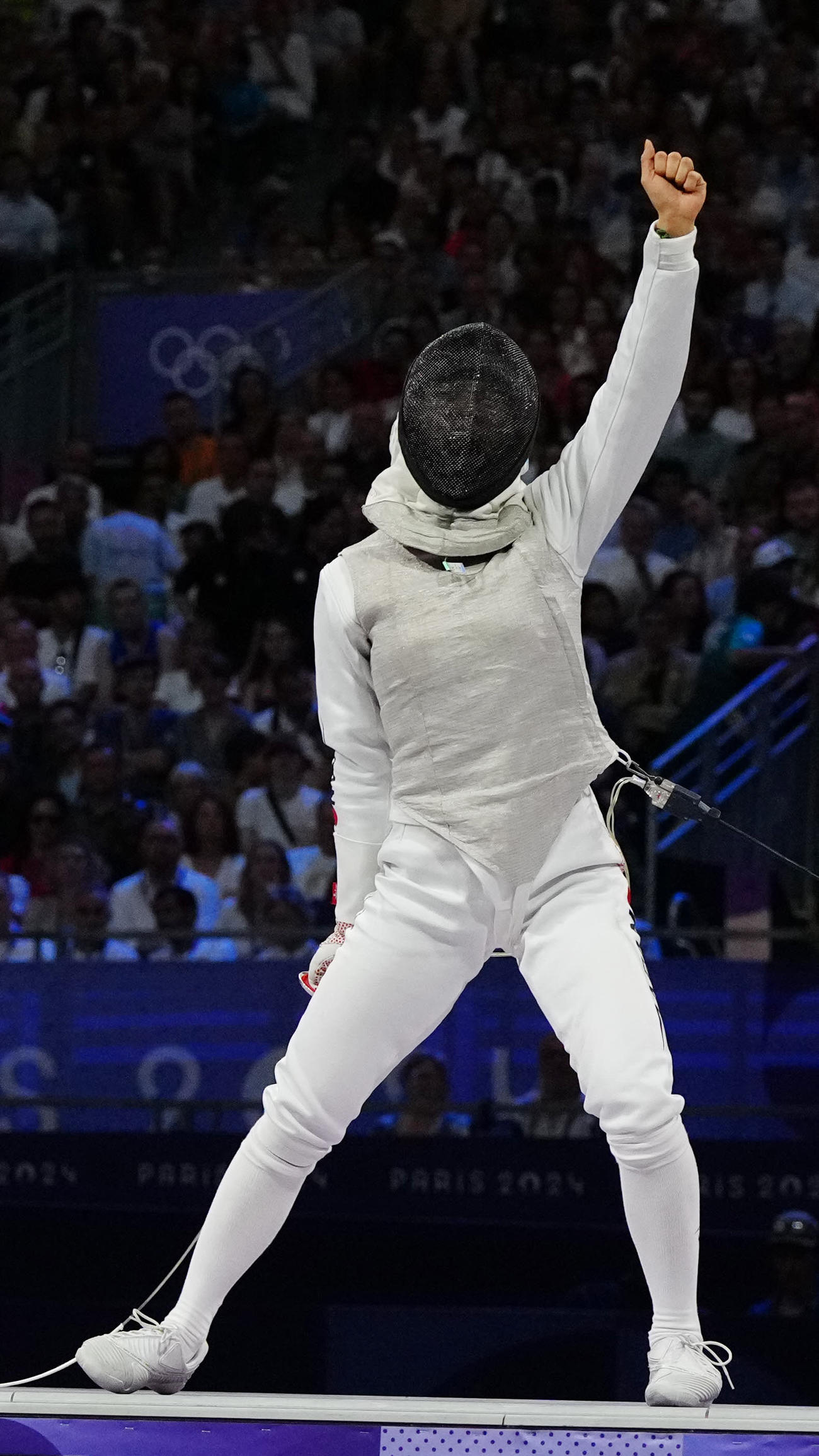 フェンシング女子フルーレ団体　カナダとの3位決定戦でガッツポーズを見せる東（撮影・江口和貴）