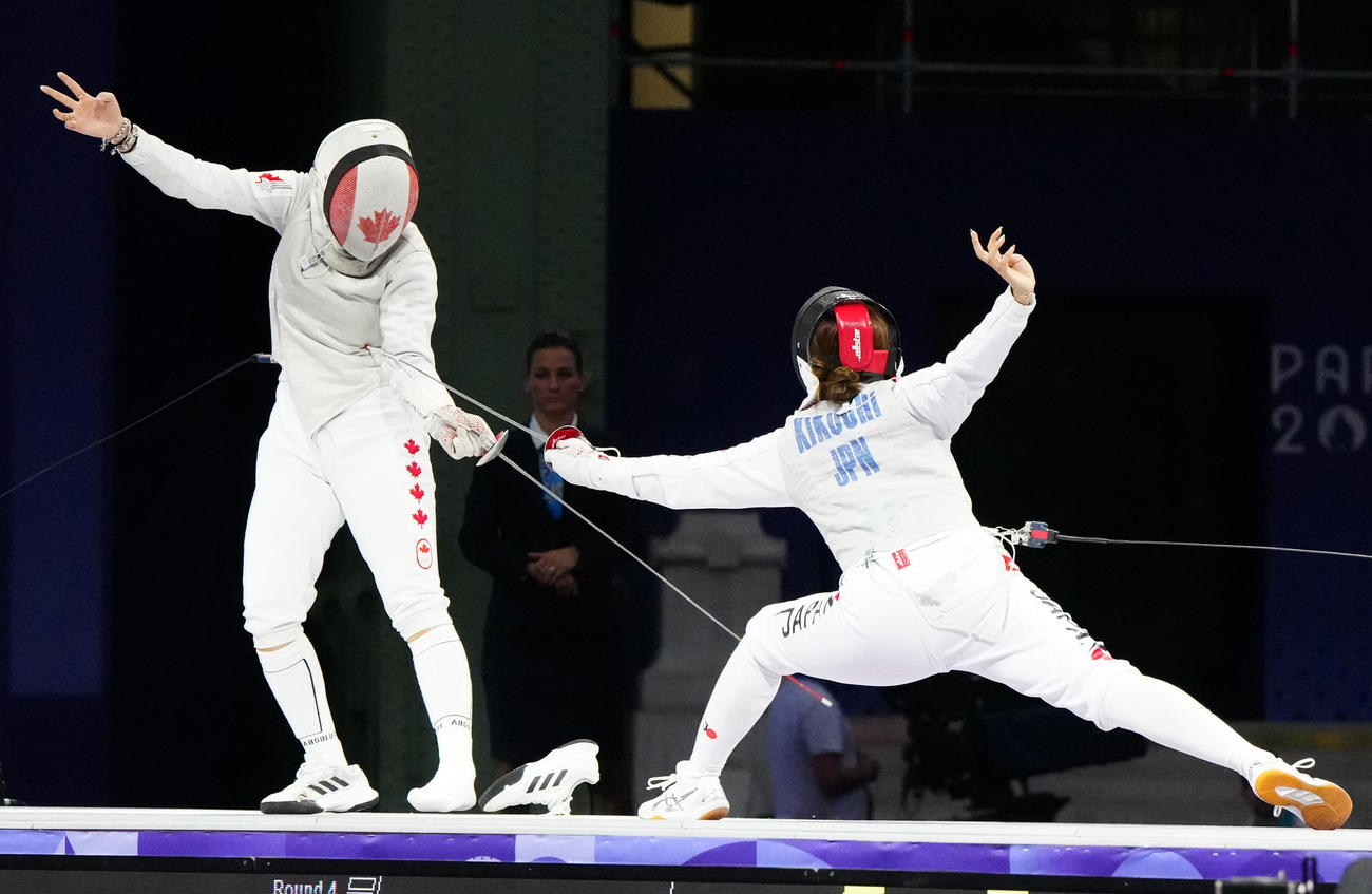 フェンシング女子フルーレ団体　カナダとの3位決定戦に臨む菊池（右）（撮影・江口和貴）