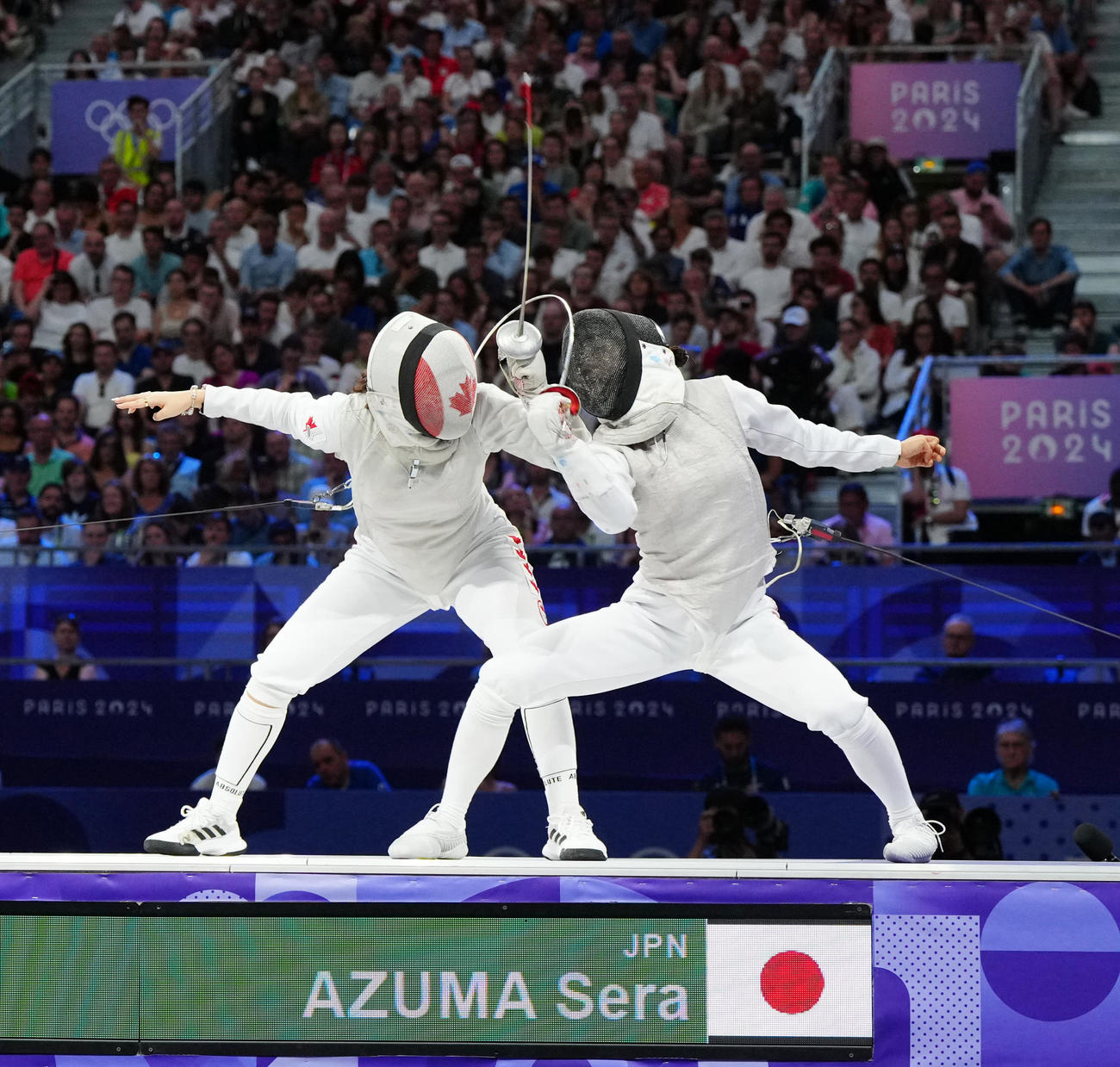 フェンシング女子フルーレ団体　カナダとの3位決定戦に臨む東（右）（撮影・江口和貴）
