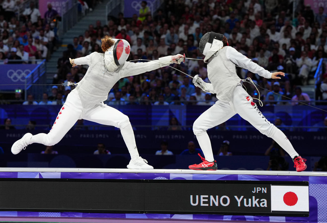 フェンシング女子フルーレ団体　カナダとの3位決定戦に臨む上野（右（撮影・江口和貴）