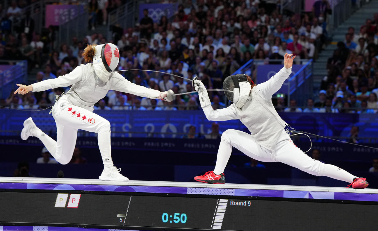 フェンシング女子フルーレ団体　カナダとの3位決定戦に臨む上野（右（撮影・江口和貴）