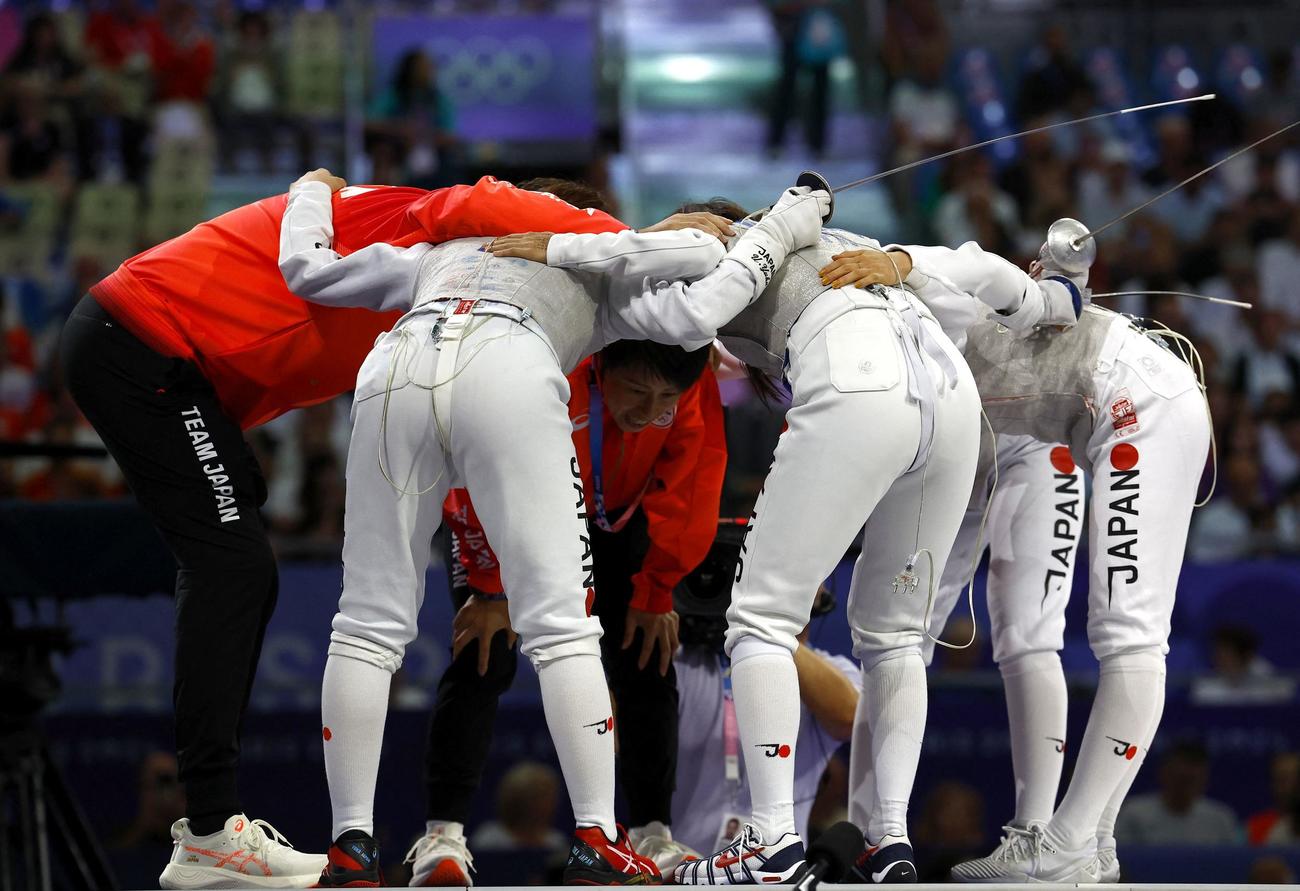 女子フルーレ団体3位決定戦を控えた日本チーム（ロイター）