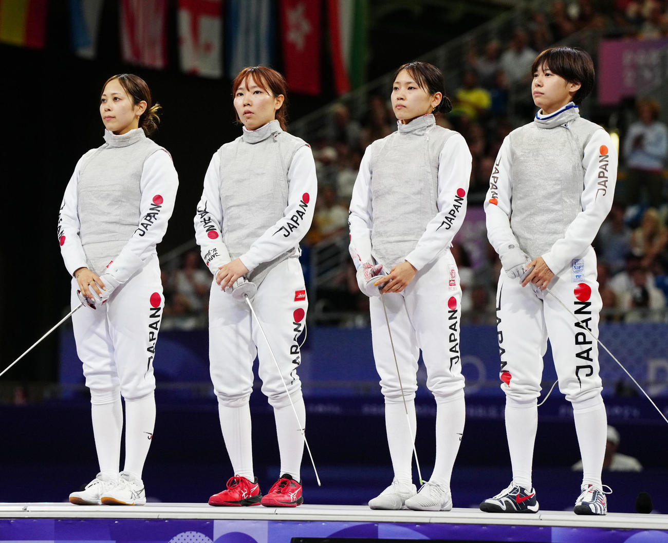 フェンシング女子フルーレ団体　3位決定戦　日本対カナダ　試合前、整列する選手たち。左から菊池、上野、東、宮脇（撮影・江口和貴）
