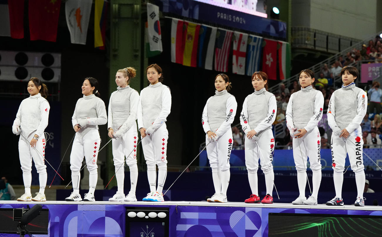 フェンシング女子フルーレ団体　3位決定戦　日本対カナダ　試合前、整列する選手たち。左5人目から菊池、上野、東、宮脇（撮影・江口和貴）