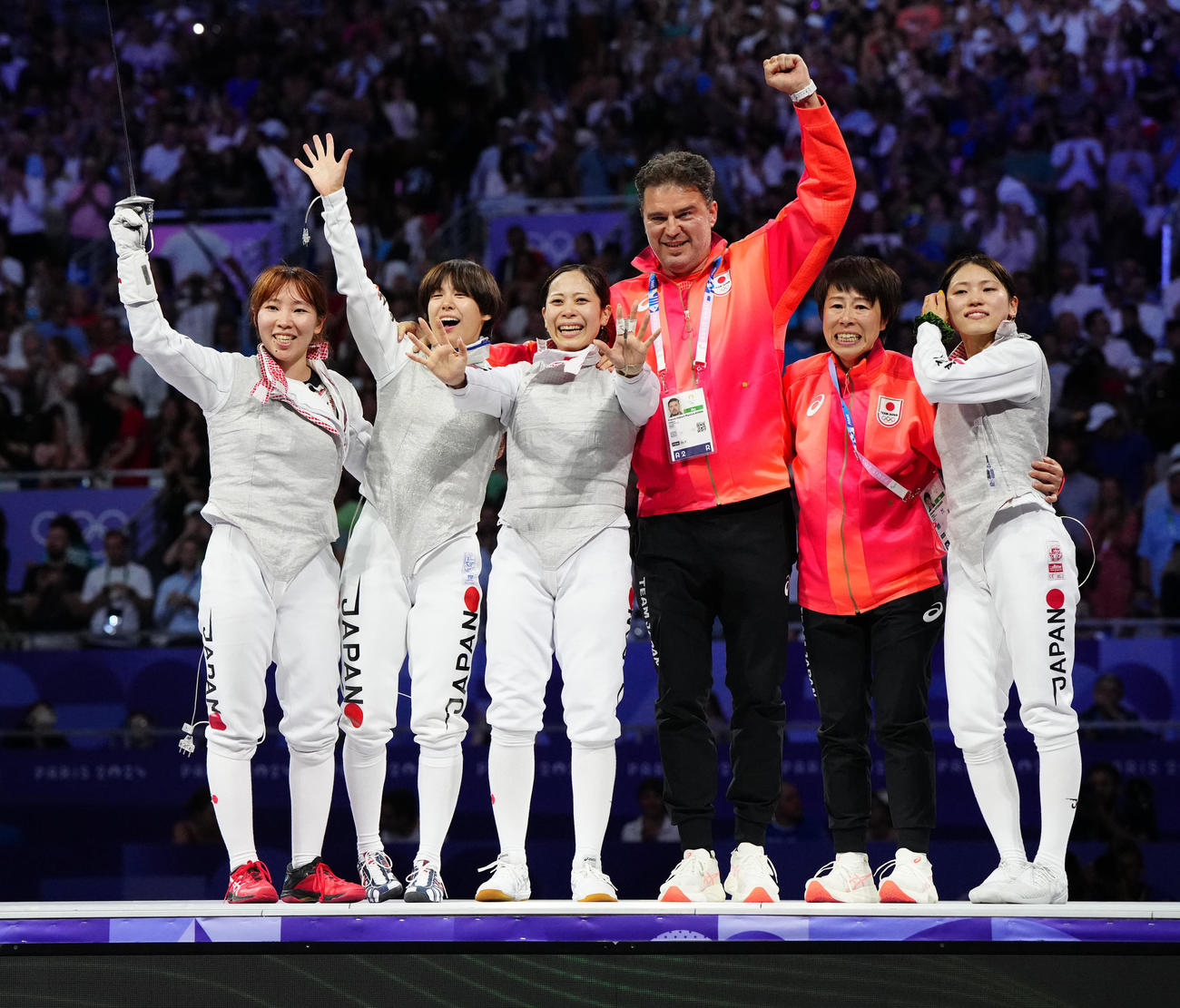 フェンシング女子フルーレ団体　カナダとの3位決定戦に勝利し、喜ぶ選手たち。左から上野、宮脇、菊池、ボアダン・コーチ、菅原コーチ、東（撮影・江口和貴）