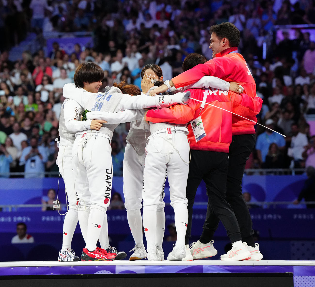 フェンシング女子フルーレ団体　カナダとの3位決定戦に勝利し、円陣を組む選手たち（撮影・江口和貴）