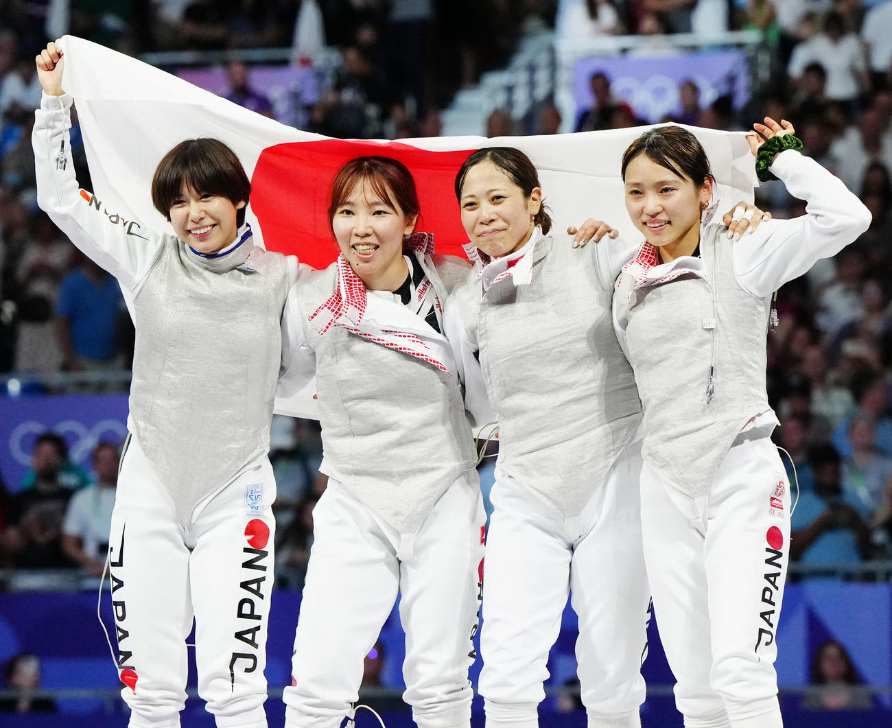 フェンシング女子フルーレ団体　カナダとの3位決定戦に勝利し、日の丸を掲げる選手たち。左から宮脇、上野、菊池、東（撮影・江口和貴）