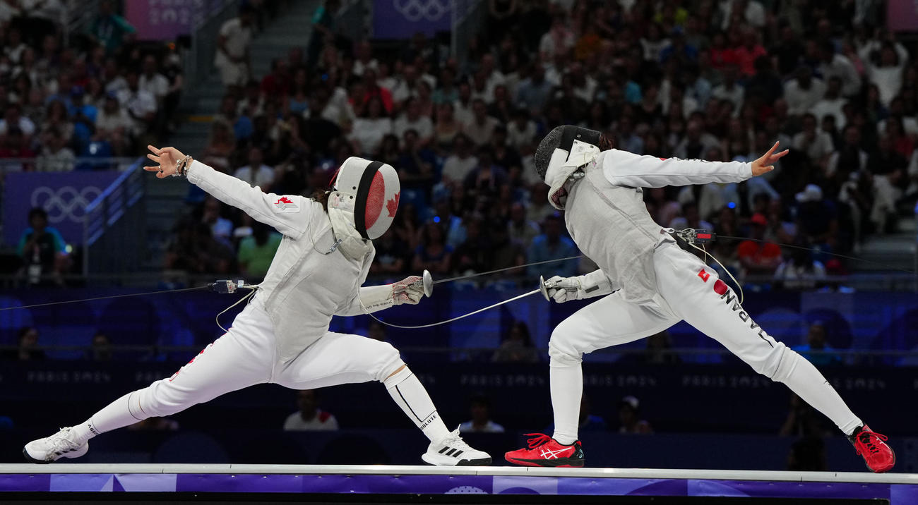 フェンシング女子フルーレ団体　カナダとの3位決定戦に臨む上野（右）（2024年8月1日撮影）
