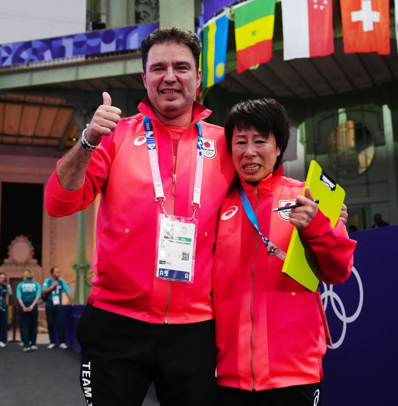 フェンシング女子フルーレ団体　3位決定戦　日本対カナダ　銅メダルを獲得し、写真に納まるボアダン・コーチ（左）と菅原コーチ（2024年8月1日撮影）